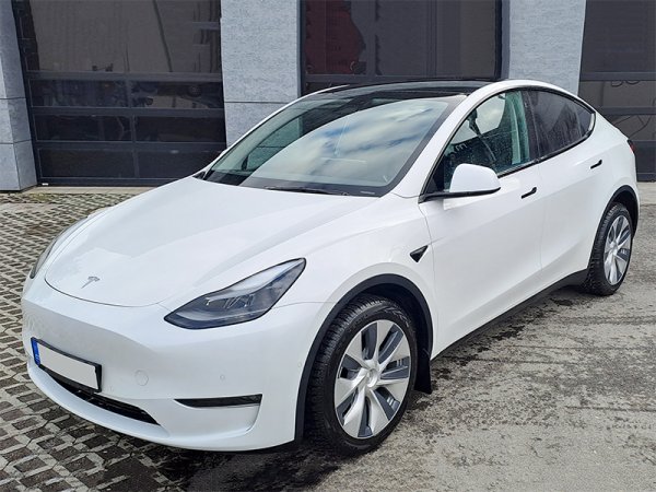Půjčovna – Tesla Model Y Dual Motor