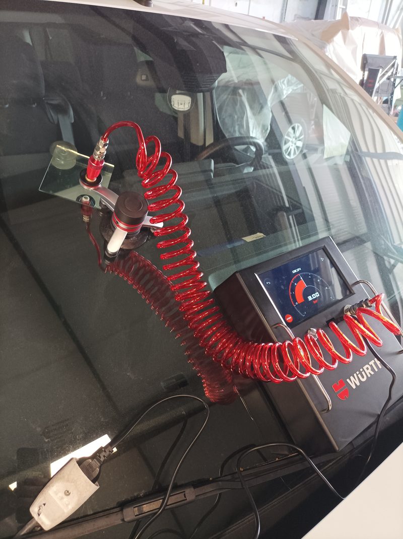 Oprava odštěpku na čelním skle technologií Würth