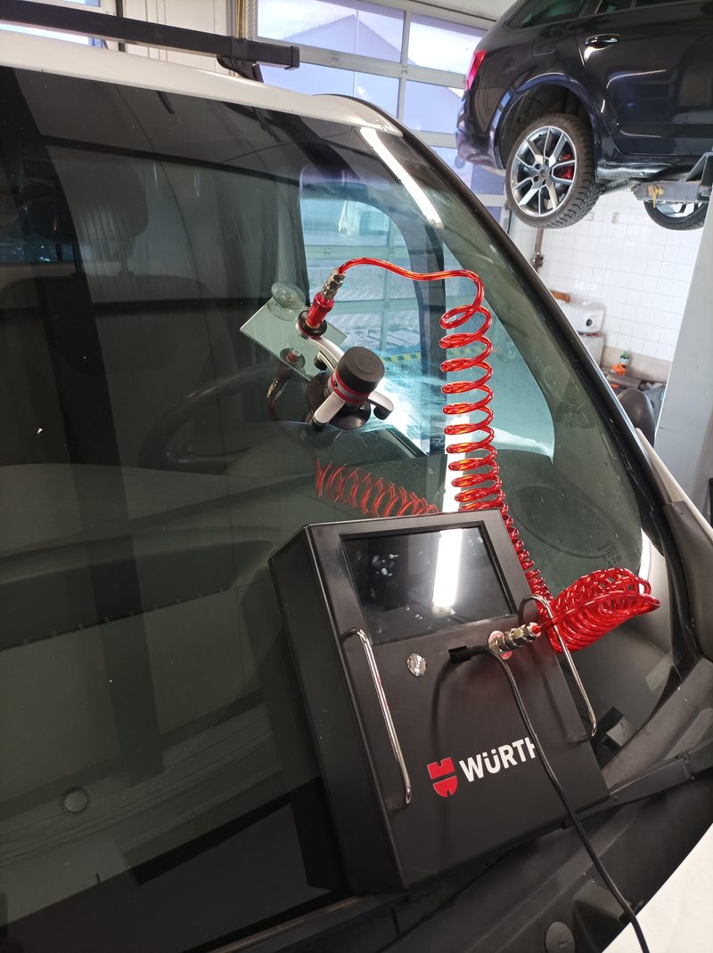 Automatizovaný přístroj Würth při opravě čelního skla