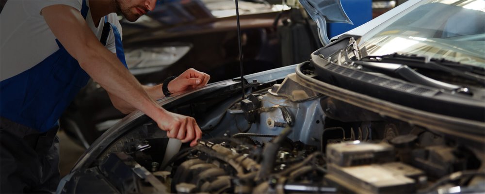 Dekarbonizace motoru – technik při práci na motoru